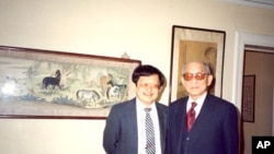 美国之音记者周幼康1991年5月在纽约采访张学良将军(右)