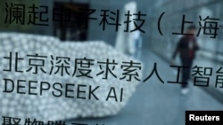 路透社2月25日援引六名知情人士的消息报道,由于中国人工智能模型“深度求索”(DeepSeek)引发的需求大幅提升,中国企业购买英伟达(Nvidia)H20人工智能芯片的订单暴增。