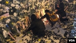 2019年10月31日,港人在太子站外祭奠831事件中示威者认为被警察打死的示威者。(美国之音海彦拍摄)