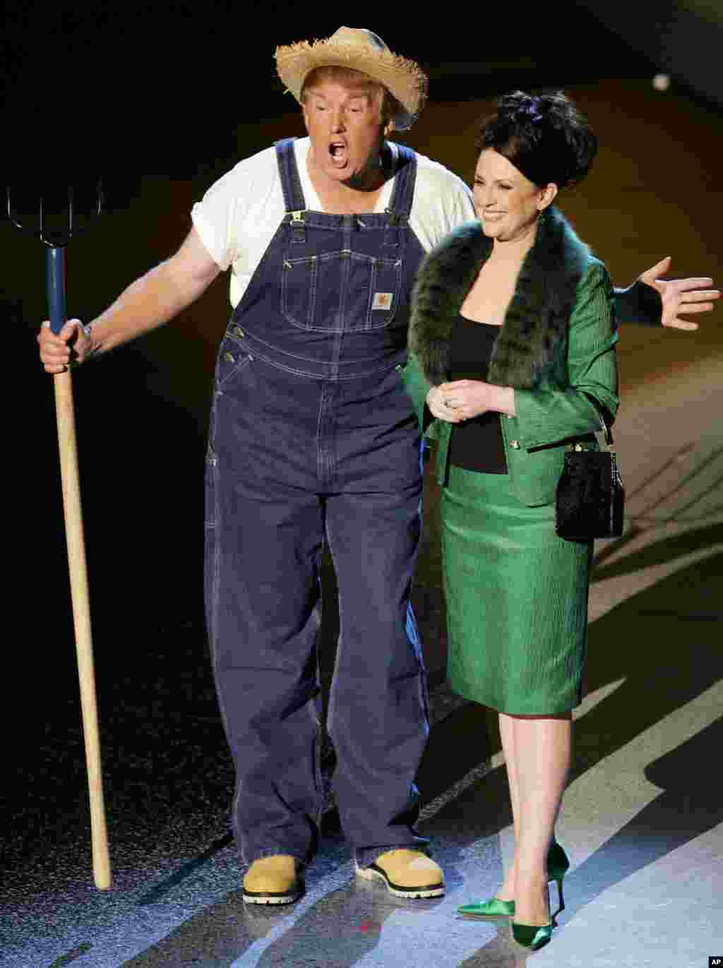2005年9月18日,在艾米奖颁奖仪式上,川普化装演唱电视剧歌曲。美国总统川普成为本届艾美奖典礼上打趣的对象。