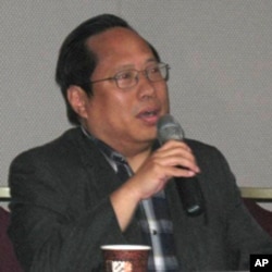 香港民主党主席,立法会议员何俊仁