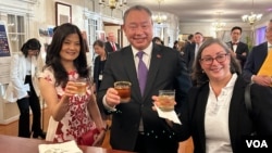 台湾驻美代表俞大㵢夫妇与美国在台协会执行理事蓝莺在驻美国台北经济文化代表处在华盛顿举办的“庆祝中华民国113年国庆”酒会举杯庆祝。(2024年10月2日,美国之音锺辰芳拍摄)