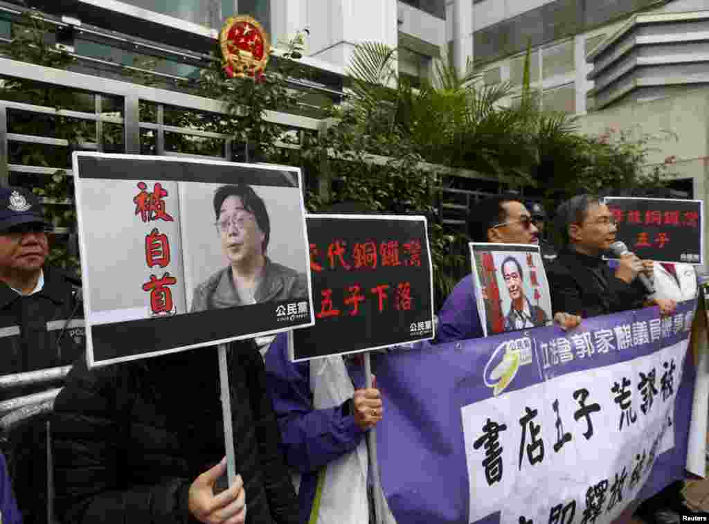 香港抗议者举着铜锣湾书店老板桂民海(左)和李波(右)的肖像(2016年1月19日)。2018年1月27日美国国务院发表声明,对桂民海1月20日被中国当局拘押“深表关注”, 并敦促中国当局解释拘押原因和法律依据。 美国加入欧盟行列,要求中国政府让华裔瑞典公民桂民海重获自由,并允许他离开中国。  