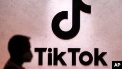 资料照片:2022年8月25日在德国科隆举行的一场电脑游戏展上的TikTok展台。