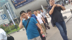 2017年8月14日,天津二中院审理与709律师案相关的维权人士吴淦(网名超级低俗屠夫)现场附近的便衣维稳人员(美国之音记者叶兵拍摄)