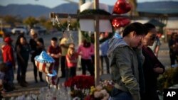 人们在对于加州枪击事件死难者的临时纪念场所哀悼(2015年12月5日)