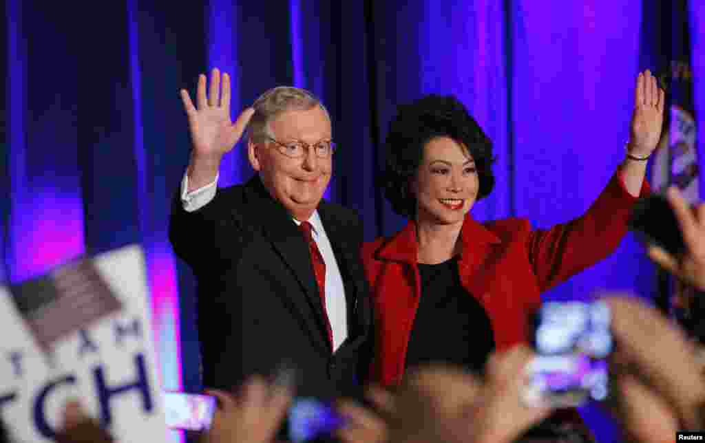 2014年11月4日,美国参议院少数党领袖麦康奈尔(Mitch McConnell)在他的妻子、前美国劳工部长赵小兰在中期选举之夜大会上向支持者挥手致意。笔者第一次近距离见到麦康奈尔参议员和赵小兰,是在1985年的一次关于中国题材书籍《革命之子》的小型报告会上。当时的白宫学者赵小兰说,她被此书深深感动。会后,她和麦康奈尔参议员长时间交谈。