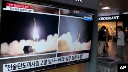 资料照片:2023年8月31日星期四,韩国首尔火车站的电视屏幕上显示朝鲜在新闻节目中发射导弹的画面。 (美联社图片)