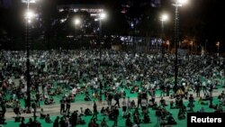 2020年6月4日晚上的香港维多利亚公园,抗议者参加六四烛光纪念晚会,纪念1989年北京天安门广场民主抗议镇压31周年。香港警方以防疫为由拒绝批准支联会举办这个大规模年度纪念晚会。