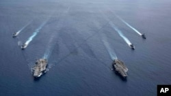 资料照片:美国海军的“尼米兹号”和“里根号”航空母舰组成的双航母战斗群2020年7月6日在南中国海航行。(美国海军照片)