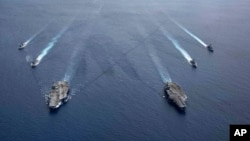 美国海军的尼米兹号和里根号航空母舰组成的双航母战斗群7月6日在南中国海航行。(美国海军提供)