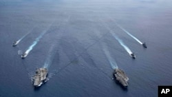 美国海军照片显示尼米兹号和里根号航空母舰组成的双航母战斗群7月6日在南中国海航行。(2020年7月6日)