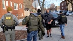 У США масово заарештовують і депортують незаконних мігрантів. Відео
 У США масово заарештовують і депортують незаконних мігрантів. Відео