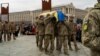 Українські воїни несуть труну з Русланом Ганущаком (позивні "Фотограф" і "Остап"). Церемонія поховання українського військовослужбовця, журналіста, фотографа на Майдані Незалежності в Києві 18 січня 2025 року. Фото: Tetiana DZHAFAROVA/AFP