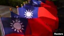 台湾桃园双十节前在一个广场上竖起的台湾旗帜。(2021年10月8日)