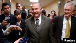 阿拉巴马州联邦众议员共和党候选人罗伊·莫尔在访问国会山期间同记者交谈。(2017年10月31日)