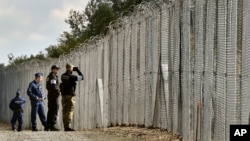 Тимчасовий паркан на кордоні Угорщини із Сербією. Відвідини польських правоохоронців.