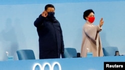2022年2月4日,在北京国家体育场,中国国家主席习近平与他的妻子彭丽媛在冬奥会开幕式上向大家挥手致意。(路透社)