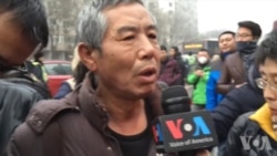 美国之音在北京法院外现场采访中国维权律师浦志强的支持者 美国之音在北京法院外现场采访中国维权律师浦志强的支持者
