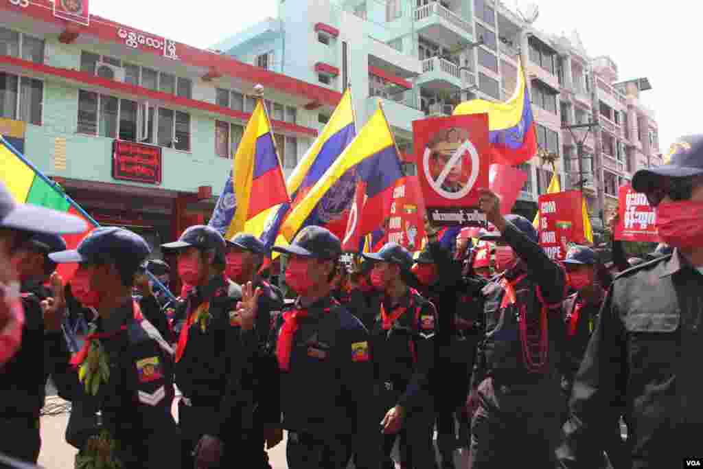 အရန်မီးသတ်တပ်ဖွဲ့ဝင်တွေ ပါဝင်တဲ့ မန္တလေးမြို့က ဆန္ဒပြပွဲ မြင်ကွင်း။ 