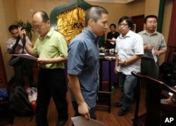 许志永(前排左二)2009年7月资料照)