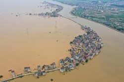 中国江西九江地区鸟瞰洪水泛滥灾情。(2020年7月13日)