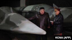朝鲜官方朝中社2024年10月23日发布没有日期的照片显示,朝鲜领导人金正恩视察一处未透露地点的战略导弹基地。