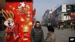 春节期间北京街头。人们穷则思变,富则思安