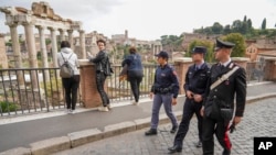 资料照片:意大利警察和中国警察在罗马旅游区启动联合巡逻项目。(2019年11月5日)