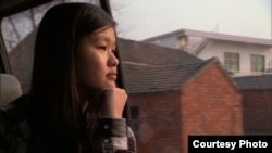 纪录片《中间地带》四名中心人物之一,被美国父母领养的中国女孩黑莉·巴特勒。