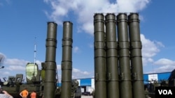 去年莫斯科武器出口展览上的S-300防空导弹系统(美国之音 白桦拍摄)