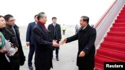 资料照片:中国国务委员兼外交部长王毅在北京首都国际机场迎接柬埔寨首相洪森。(2020年2月5日)