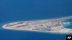 菲律宾空军拍摄的中国在南中国海人造岛礁渚碧礁上修建建议机场和房屋建筑的照片。(2017年4月21日)