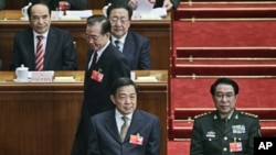中国总理温家宝和重庆市委书记薄熙来(前左)日前在北京两会的会场上(资料照片)