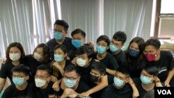 香港多名抗争派立法会选举参选人,包括黄之锋、梁晃维(前排左一、二)、岑敖晖(前排右三)、袁嘉蔚(第二排左二)、刘颖匡及何桂蓝(第二排右三、二),7月30日被当局DQ(取消)参选资格。 (美国之音/汤惠芸)