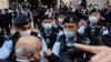香港大批警察2023年2月6日在法庭外戒备。(路透社)