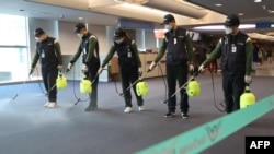 韩国首尔以西的仁川国际机场,清洁服务人员在海关、移民和检疫区喷洒消毒剂(2020年1月21日)。