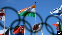 朝鲜国旗在韩国平昌奥运村飘扬(美联社)