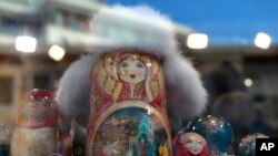 Росія підтримує багатомовність в ООН, але сприяє зменшенню кількості мовців іншими мовами на своїй території та на окупованих треиторіях України.