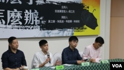 香港众志秘书长黄之锋(右二)在台北市长官邸与台湾立法委员林昶佐出席座谈会。(2019年9月4日,美国之音林枫拍摄)