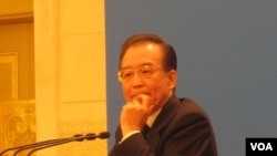 2012年3月14日,温家宝在北京举行的人大记者会上说:在我担任总理期间,确实谣诼不断......我将坚持“人言不足恤”的勇气,义无反顾地继续奋斗。(美国之音张楠拍摄)