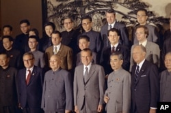 1972年2月28日,美国代表团和中方人员合影。前排中间五人左起:基辛格、叶剑英、尼克松、周恩来、罗杰斯。美国国务卿罗杰斯后面是洛德,洛德后来成为美国驻华大使。