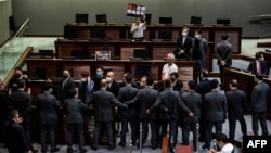 香港立法会在三读《国歌法》辩论过程中泛民议员与保安发生对峙。(2020年6月4日)