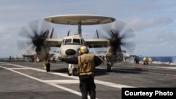 美国海军一架 E-2D鹰眼空中预警机2015年3月17日准备从航母上起飞 (美国海军照片)