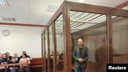 俄罗斯反对派人士弗拉基米尔·卡拉-穆尔扎在莫斯科的一家法庭内封闭的玻璃被告盒子里听取判决。(2023年4月17日)
