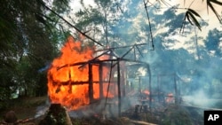 ရခိုင်ပြည်နယ်မြောက်ပိုင်း ဂေါဒုဇာရာရွာမှာ နေအိမ်တွေ မီးလောင်ကျွမ်းနေပုံ။ (စက်တင်ဘာ ၇၊ ၂၀၁၇)