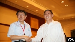 台北市长柯文哲与上海市长杨雄握手(台北市政府)