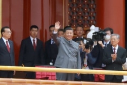 习近平身穿灰色毛装在天安门城楼上招手。(2021年7月1日)