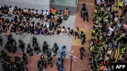 利用午餐时间抗议国旗法的香港示威者被警察围捕。(2020年5月27日)