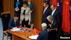 2014年11月17日习近平(中)和澳大利亚总理艾伯特在堪培拉出席中国和澳大利亚自由贸易协定意向声明签署仪式